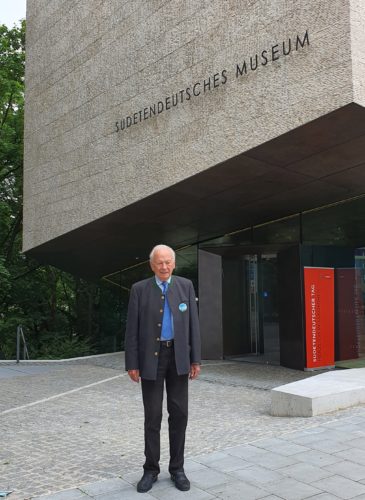 Foto: Reinfried Vogler vor dem Sudetendeutschen Museum