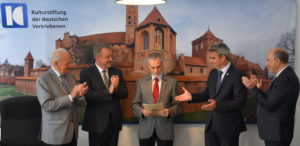 Foto: Dr. Ernst Gierlich mit BdV-Präsident Fabritius und Gratulanten