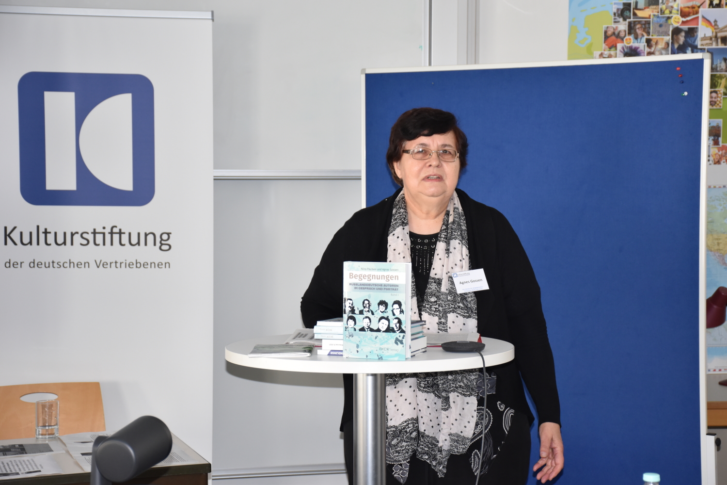 Foto: Agnes Gossen-Giesbrecht, Schriftstellerin, Übersetzerin sowie Mitbegründerin und ehem. Vorsitzende des Literaturkreises der Deutschen aus Russland, bei ihrem Vortrag