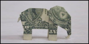 Zu einem Elefanten gefalteter Geldschein