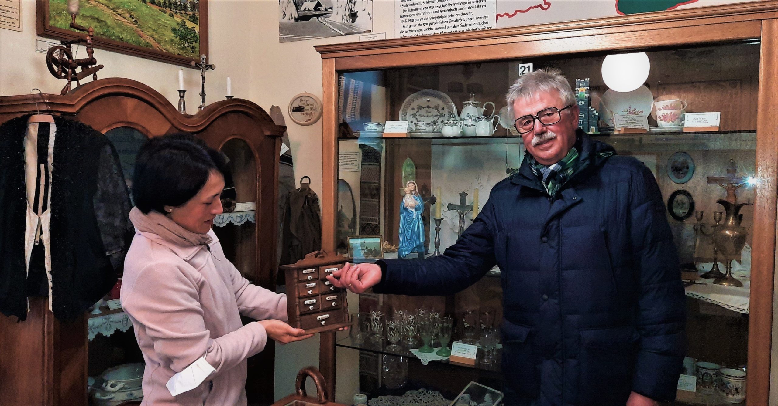 Foto: Hessen-Projektleiterin Lydia Tosses mit Heimatvereinsvorsitzendem Gerhard Kreiling im Heimatmuseum vor einer Vitrine