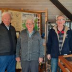 Foto: Drei Vertreter der Heimatstube Obertiefenbach in der Heimatstube zwischen  Vitrinen