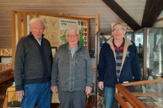 Foto: Drei Vertreter der Heimatstube Obertiefenbach in der Heimatstube zwischen Vitrinen