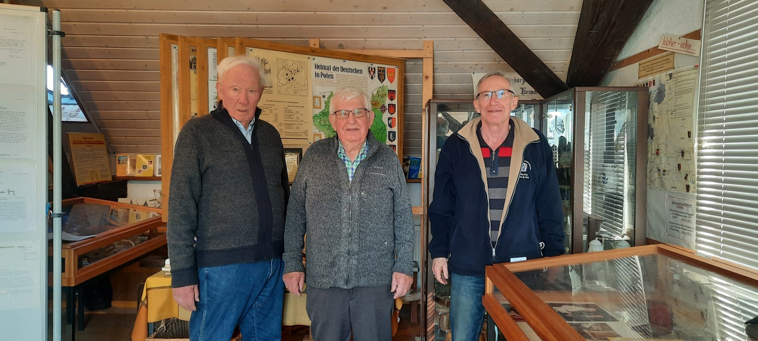 Foto: Drei Vertreter der Heimatstube Obertiefenbach in der Heimatstube zwischen Vitrinen