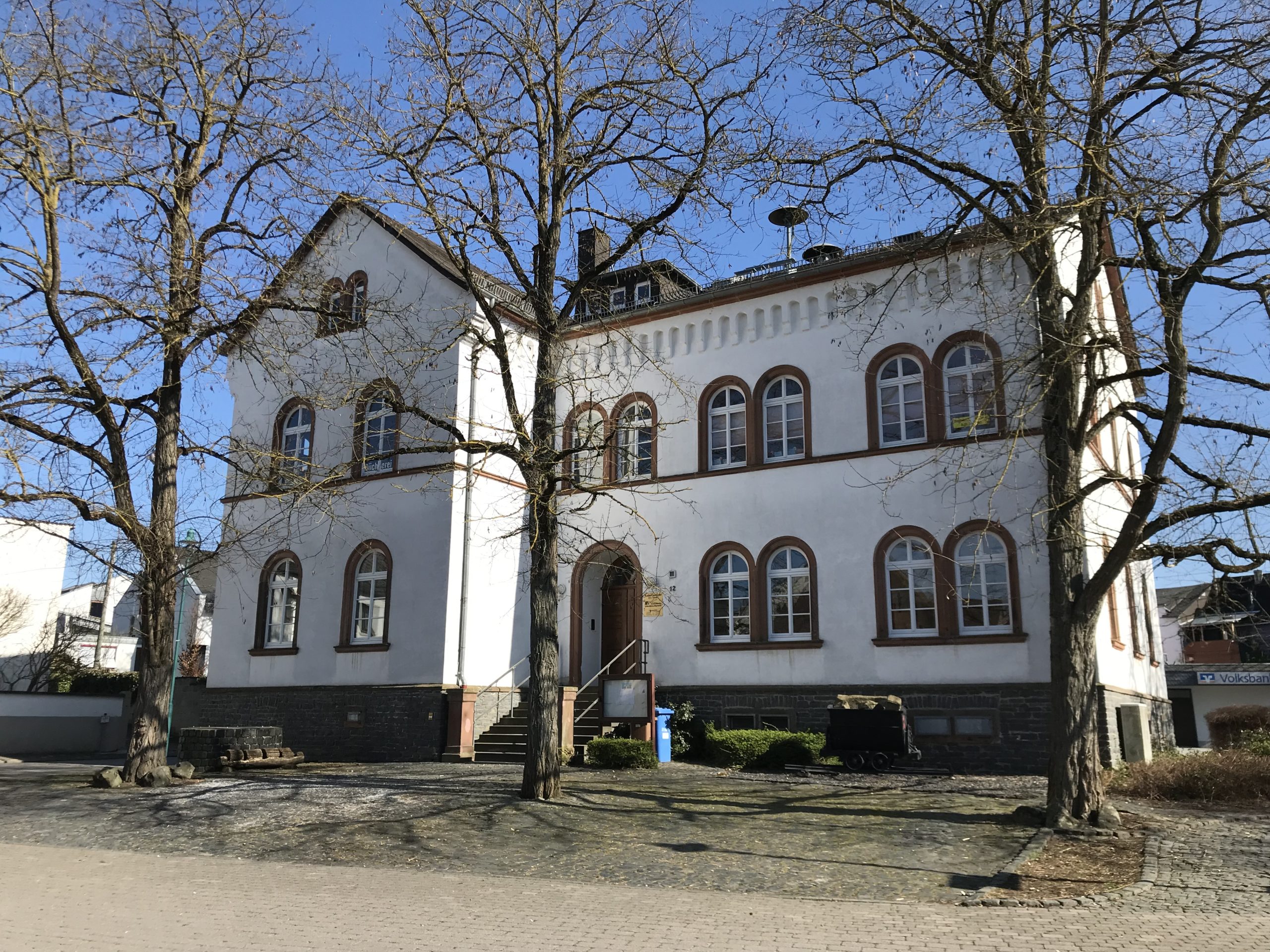 Foto: Außenansicht der "Alten Schule" in Obertiefenbach