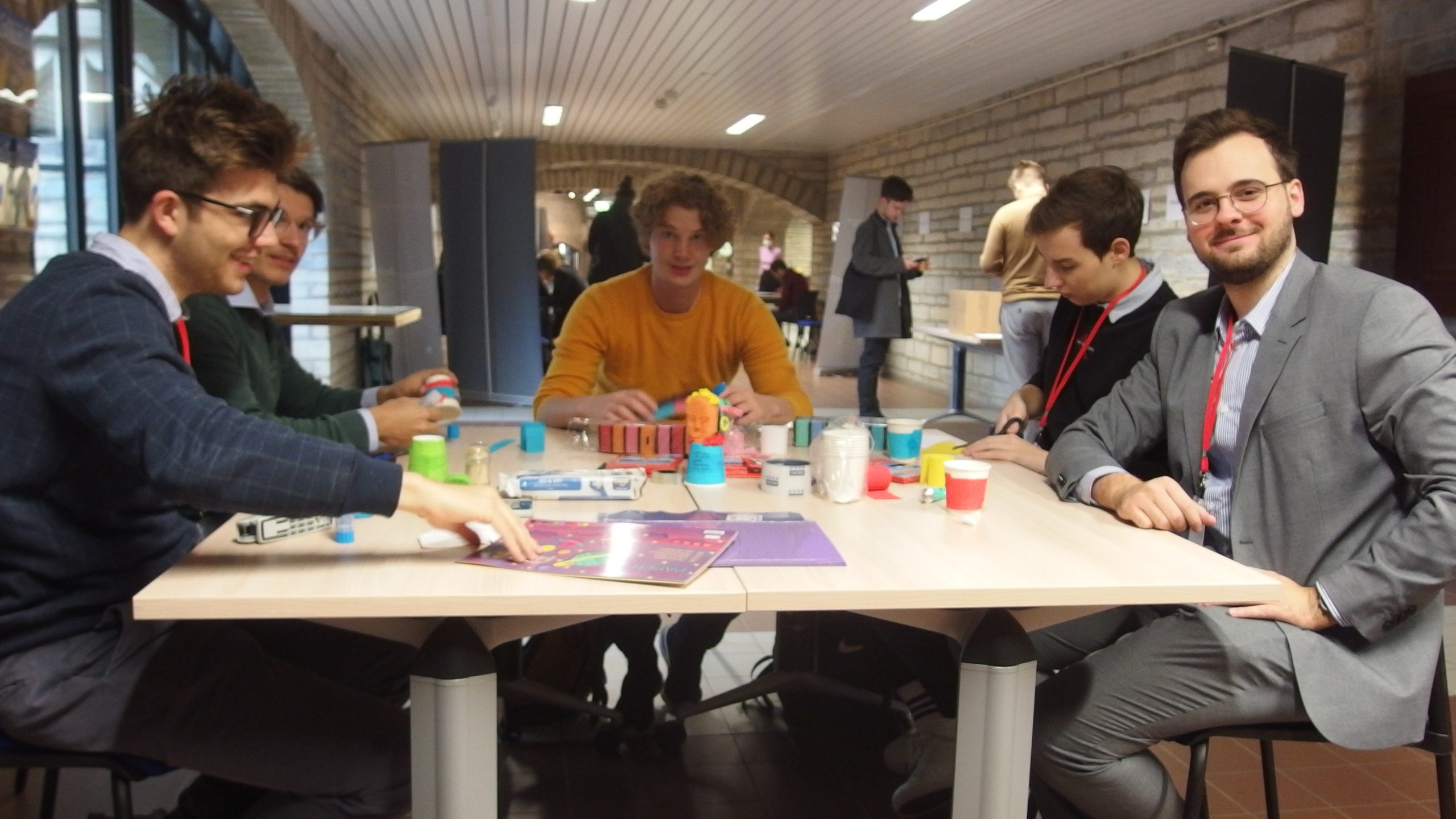 Foto: Arbeitsgruppe an einem Tisch bei der Arbeit an einem Grundsatzpapier