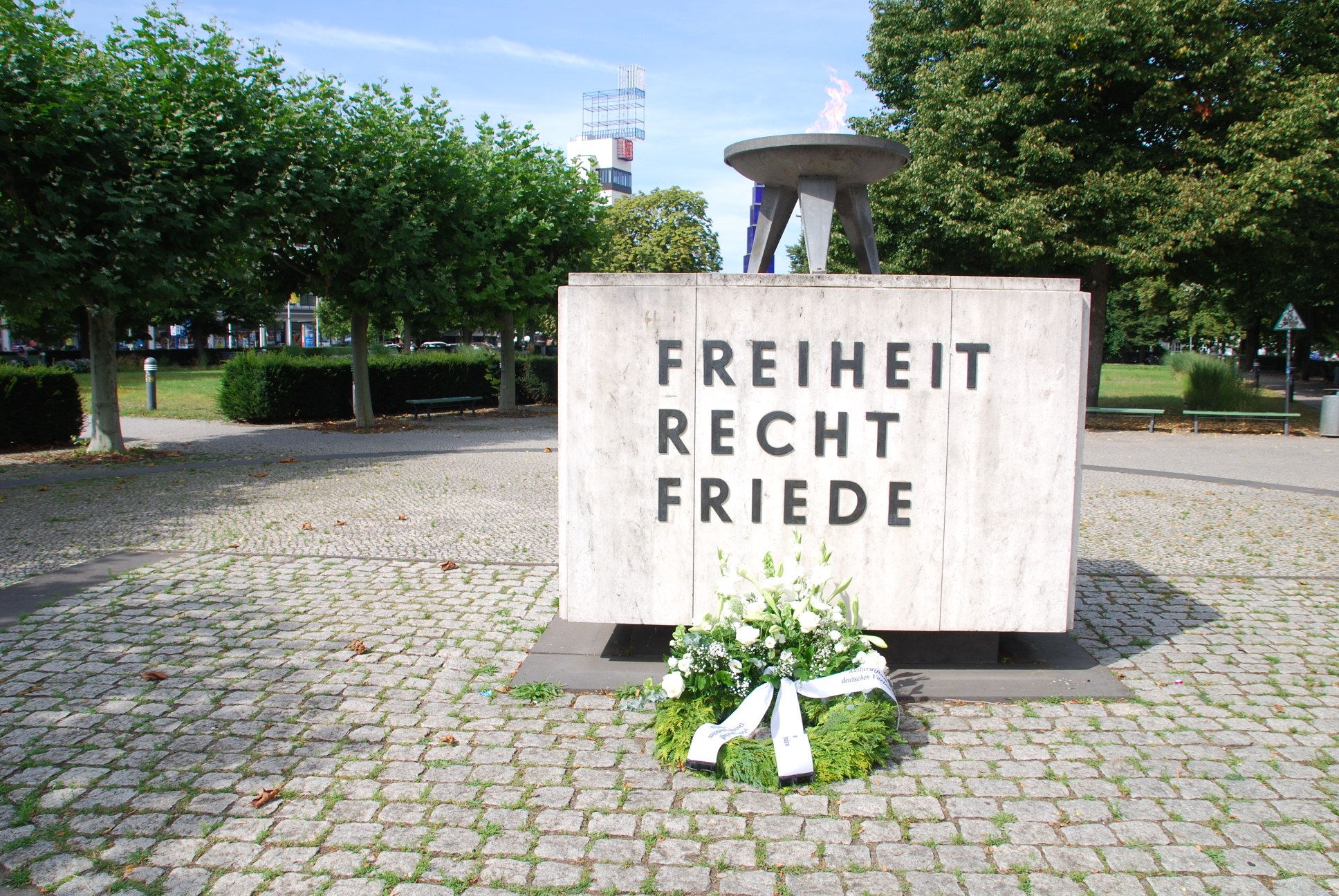 Foto: Ewige Flamme zum Gedenken an die Opfer von Flucht und Vertreibung in Berlin